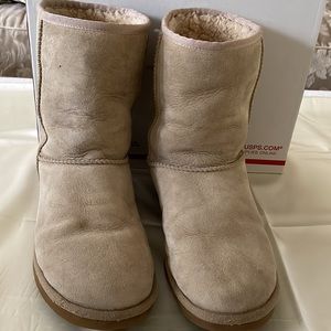 UGG Women’s Classic Suede Short Boots Size W9
